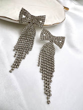 Load image into Gallery viewer, Shiny bow earrings with tassel
