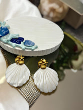 Load image into Gallery viewer, Big seashell gold base earrings
