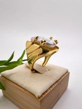 Load image into Gallery viewer, Baroque pearl ring with claw details
