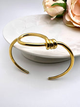 Load image into Gallery viewer, Open bracelet knot on top
