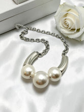 Load image into Gallery viewer, Three large pearls in the middle links necklace

