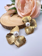 Load image into Gallery viewer, Half orchid striped petal earrings with pearl
