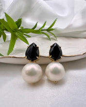 Load image into Gallery viewer, Black crystal drop round shell earrings
