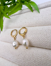 Load image into Gallery viewer, One freshwater pearl hoop earrings
