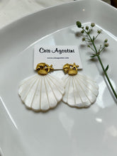 Load image into Gallery viewer, Big seashell gold base earrings
