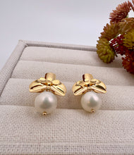 Load image into Gallery viewer, Orchid base and shell pearl earrings
