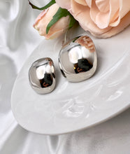 Load image into Gallery viewer, Button square bold Seductive earrings
