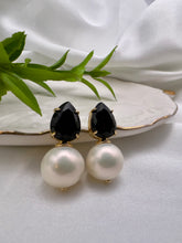 Load image into Gallery viewer, Black crystal drop round shell earrings
