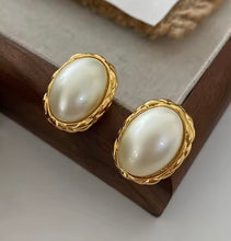 Load image into Gallery viewer, Silver plated oval pearl earrings

