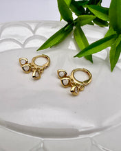 Load image into Gallery viewer, Crystal clear pendants small hoop earrings
