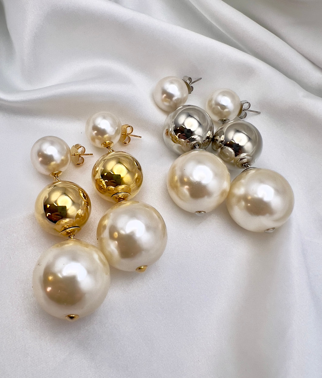 Plated ball earrings with 2 pearls