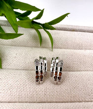 Load image into Gallery viewer, Basic snake inspired stud earrings
