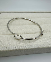 Load image into Gallery viewer, Solid thin heart detail bracelet
