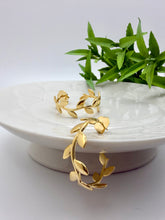 Load image into Gallery viewer, Plain hoop earrings with leaves
