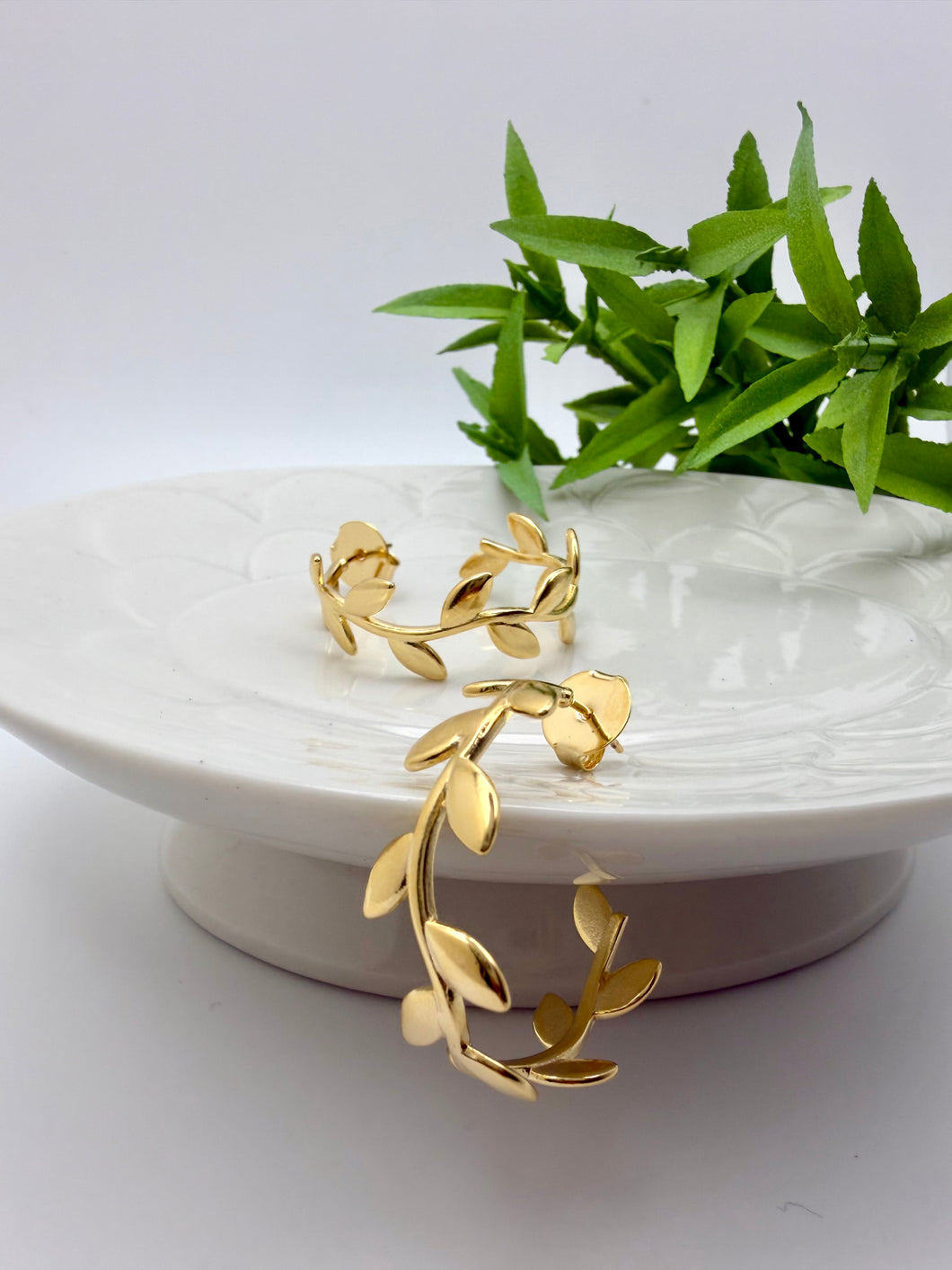 Plain hoop earrings with leaves