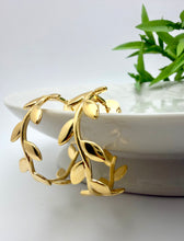Load image into Gallery viewer, Plain hoop earrings with leaves
