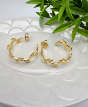 Load image into Gallery viewer, Plain hoop earrings with leaves
