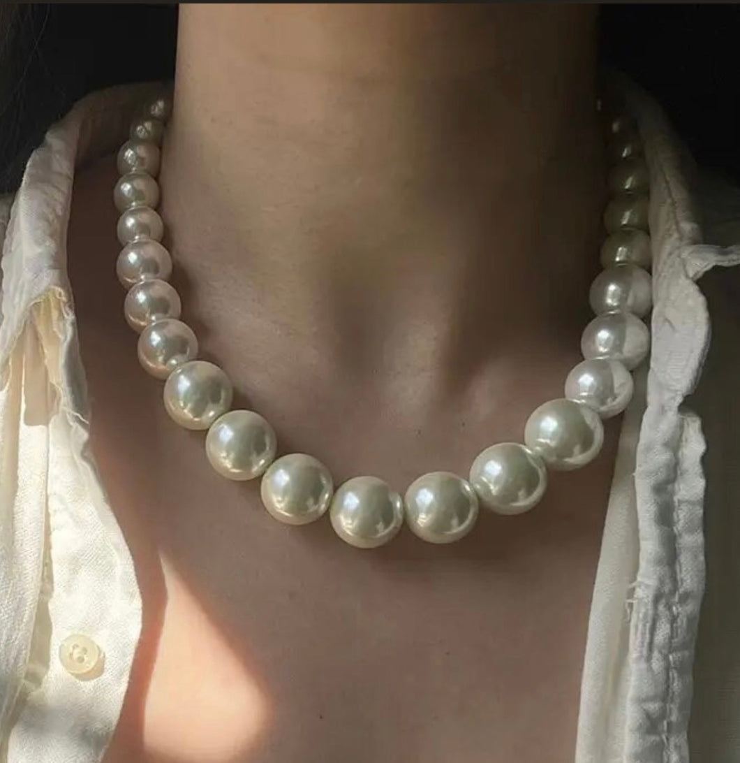 Big authentic shell 16 mm and smaller choker necklace