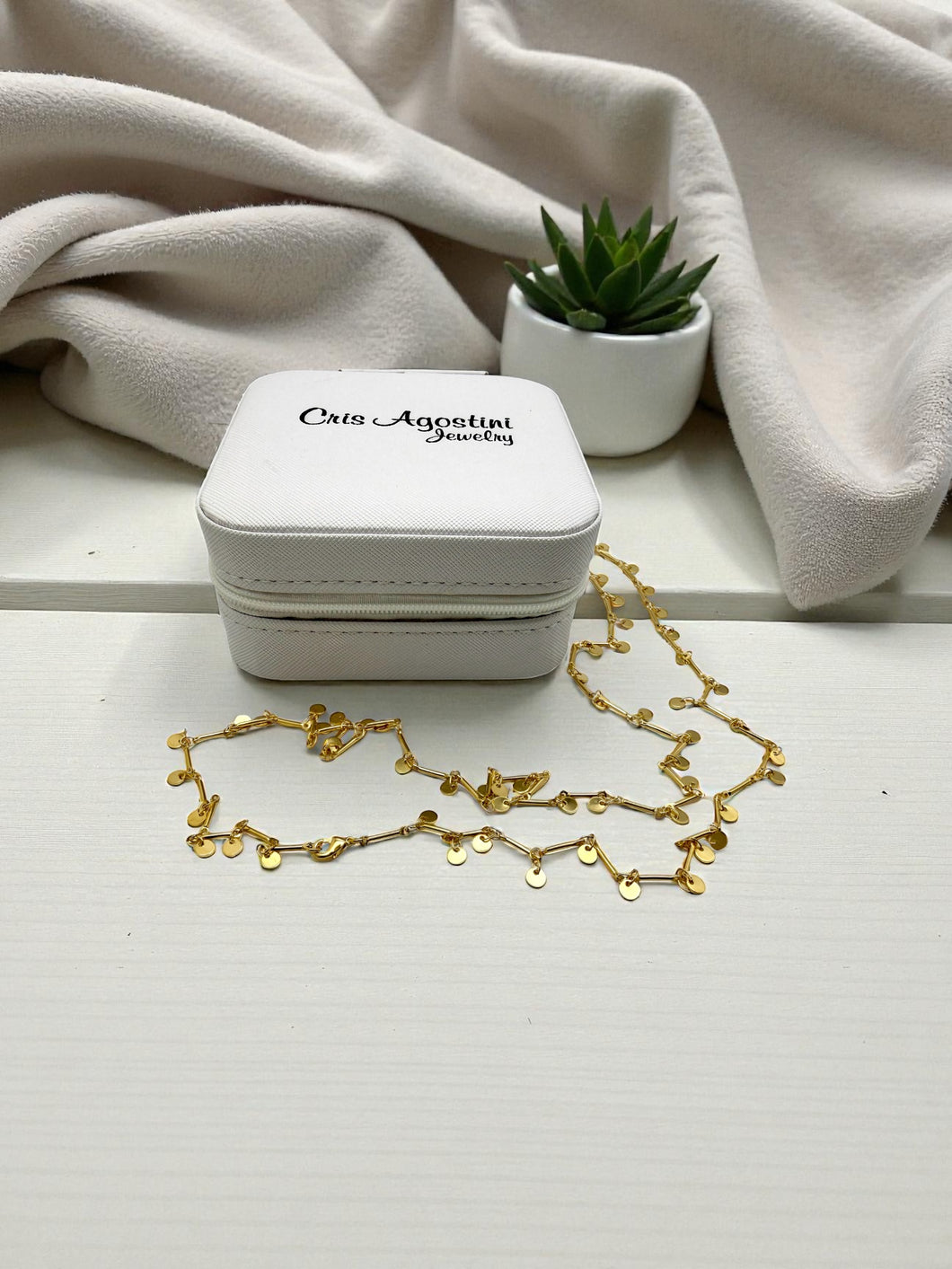 Long necklace mini medals sticks in setence