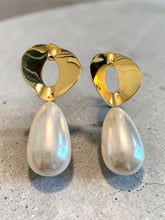 Load image into Gallery viewer, Big drop pearl golden base earrings

