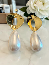 Load image into Gallery viewer, Big drop pearl golden base earrings
