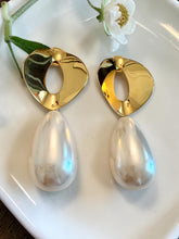 Load image into Gallery viewer, Big drop pearl golden base earrings
