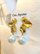 Load image into Gallery viewer, Orchid gold base big pearl earrings
