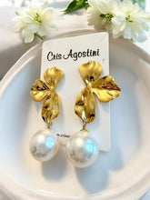 Load image into Gallery viewer, Orchid gold base big pearl earrings
