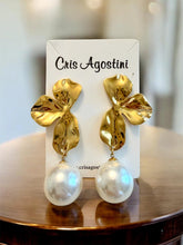 Load image into Gallery viewer, Orchid gold base big pearl earrings
