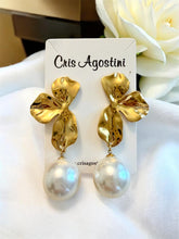Load image into Gallery viewer, Orchid gold base big pearl earrings
