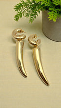 Load image into Gallery viewer, Maxi saber tooth gold earrings
