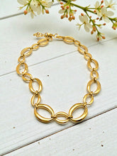 Load image into Gallery viewer, Oval links Seductive Collection necklace

