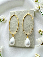 Load image into Gallery viewer, Oval earrings with Shell pendant pearl
