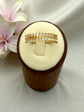 Load image into Gallery viewer, Arrow-shaped zirconias ring
