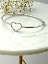 Load image into Gallery viewer, Solid thin heart detail bracelet
