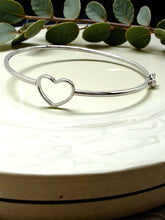 Load image into Gallery viewer, Solid thin heart detail bracelet
