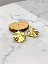 Load image into Gallery viewer, Round organic-style cz detail earrings
