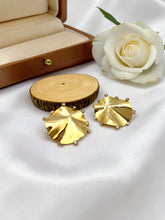 Load image into Gallery viewer, Round organic-style cz detail earrings
