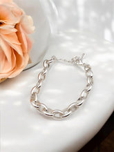 Load image into Gallery viewer, Thick classic oval link bracelet
