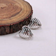 Load image into Gallery viewer, Hollow stripes heart hoop earrings
