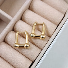 Load image into Gallery viewer, Famous link  hoop earrings
