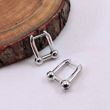 Load image into Gallery viewer, Famous link  hoop earrings
