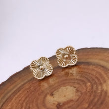 Load image into Gallery viewer, Clover inspiration Van Cley earrings
