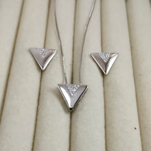 Load image into Gallery viewer, Delicate Triangle Vivaz cz set
