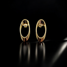Load image into Gallery viewer, Basic twisted oval earrings
