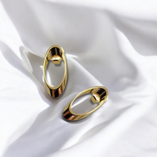 Load image into Gallery viewer, Basic twisted oval earrings
