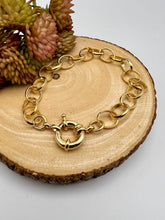 Load image into Gallery viewer, Round clasp oval link bracelet
