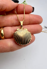 Load image into Gallery viewer, Shell locked photo necklace
