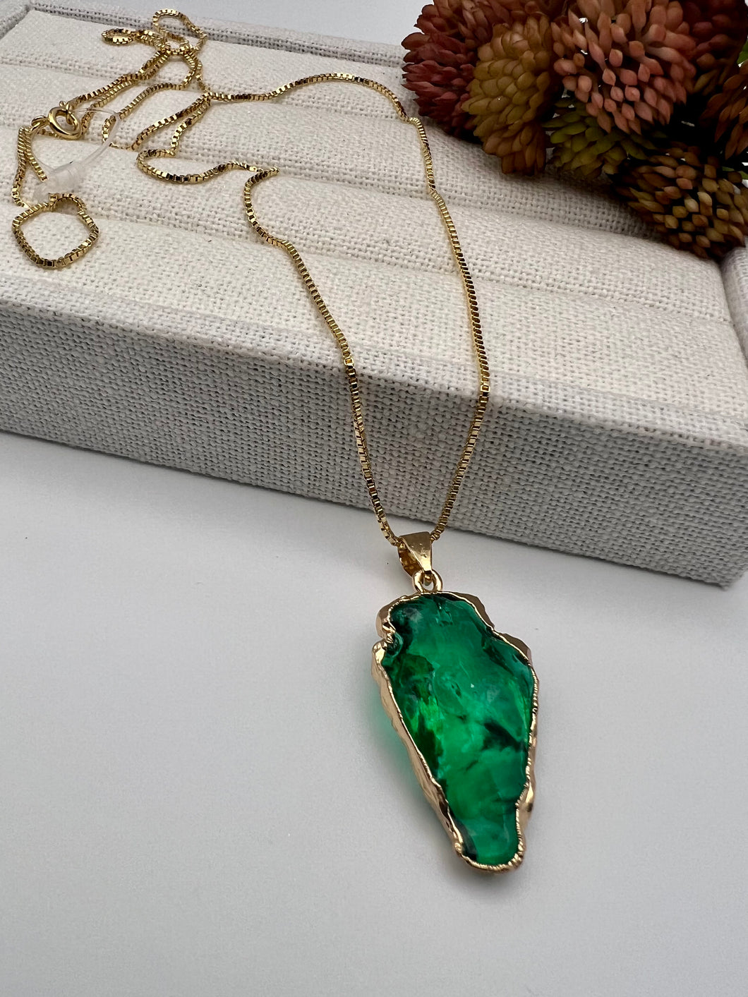 Long chain emerald acrylic pendant necklace