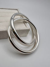 Load image into Gallery viewer, Solid interlaced silver plated bracelet
